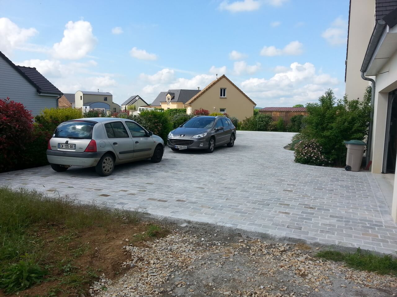 aménagement de cour extérieure et allée en pavé gris