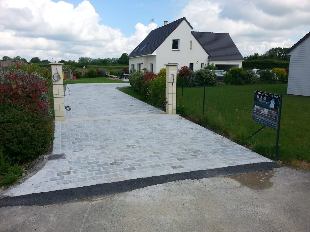 aménagement de cour extérieure et allée en pavé gris