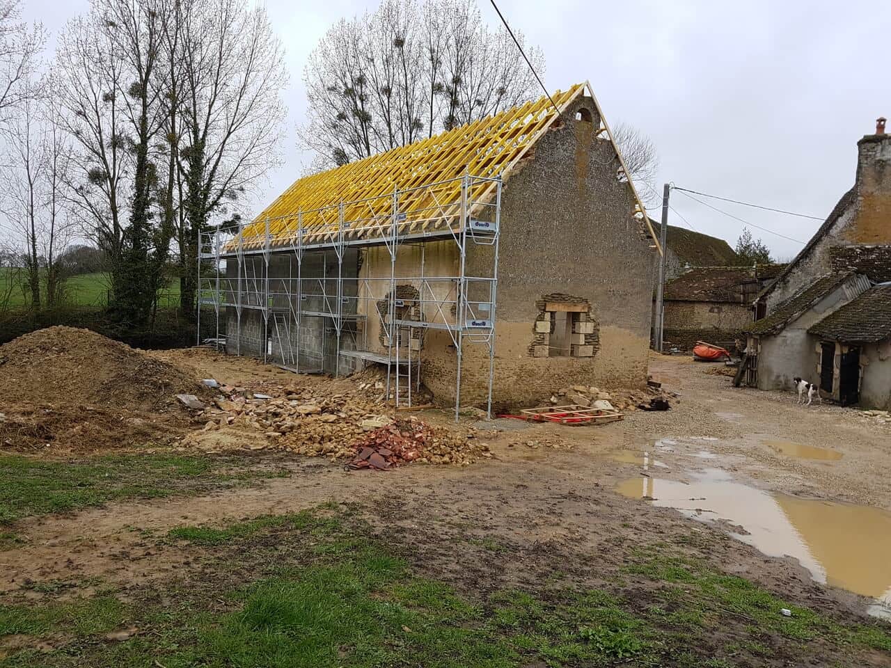 rénovation d'un bâtiment avec pose de charpente