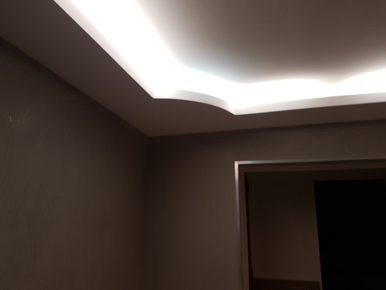 faux plafond avec éclairage